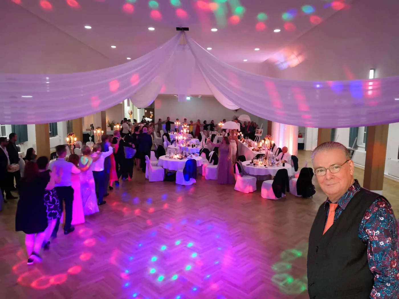 DJ Bernd S. bei einer Hochzeitsfeier mit beleuchteter Tanzfläche