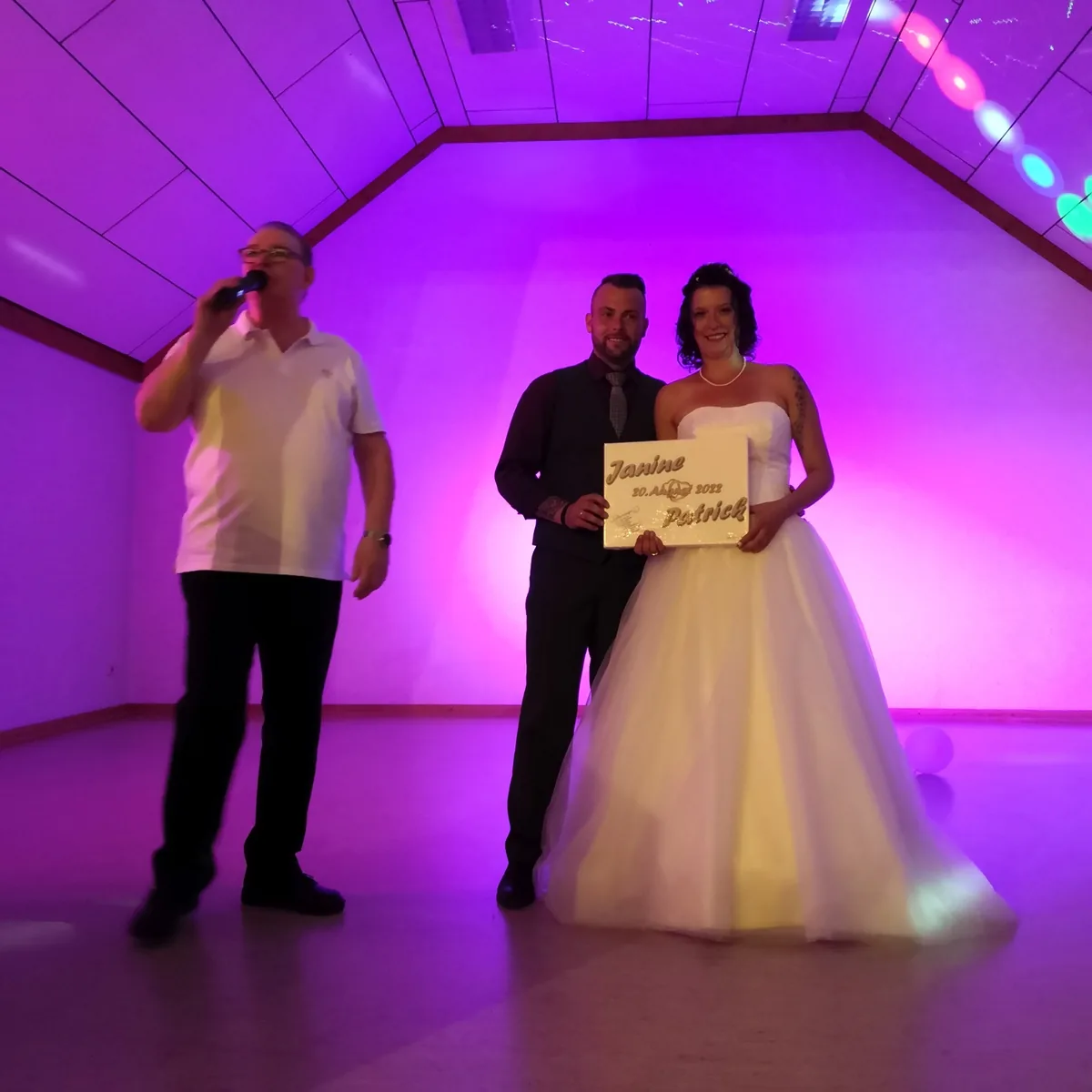 DJ Bernd S. gemeinsam mit einem Brautpaar bei einer Hochzeitsfeier