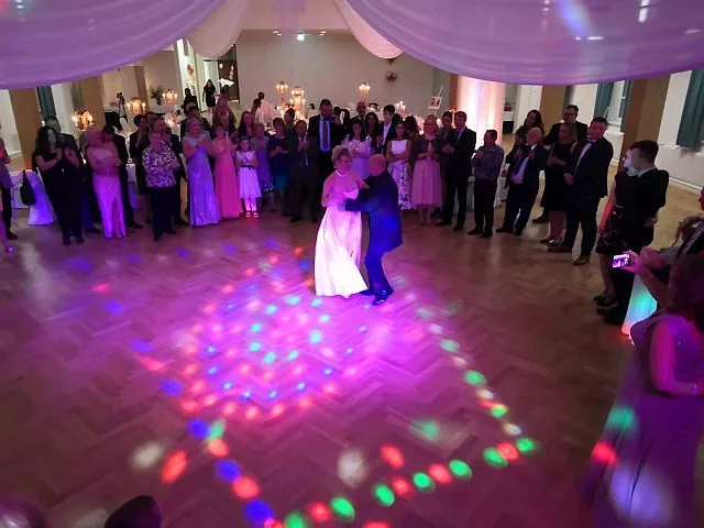 Brautpaar beim Hochzeitstanz mit Gästen rund um die Tanzfläche