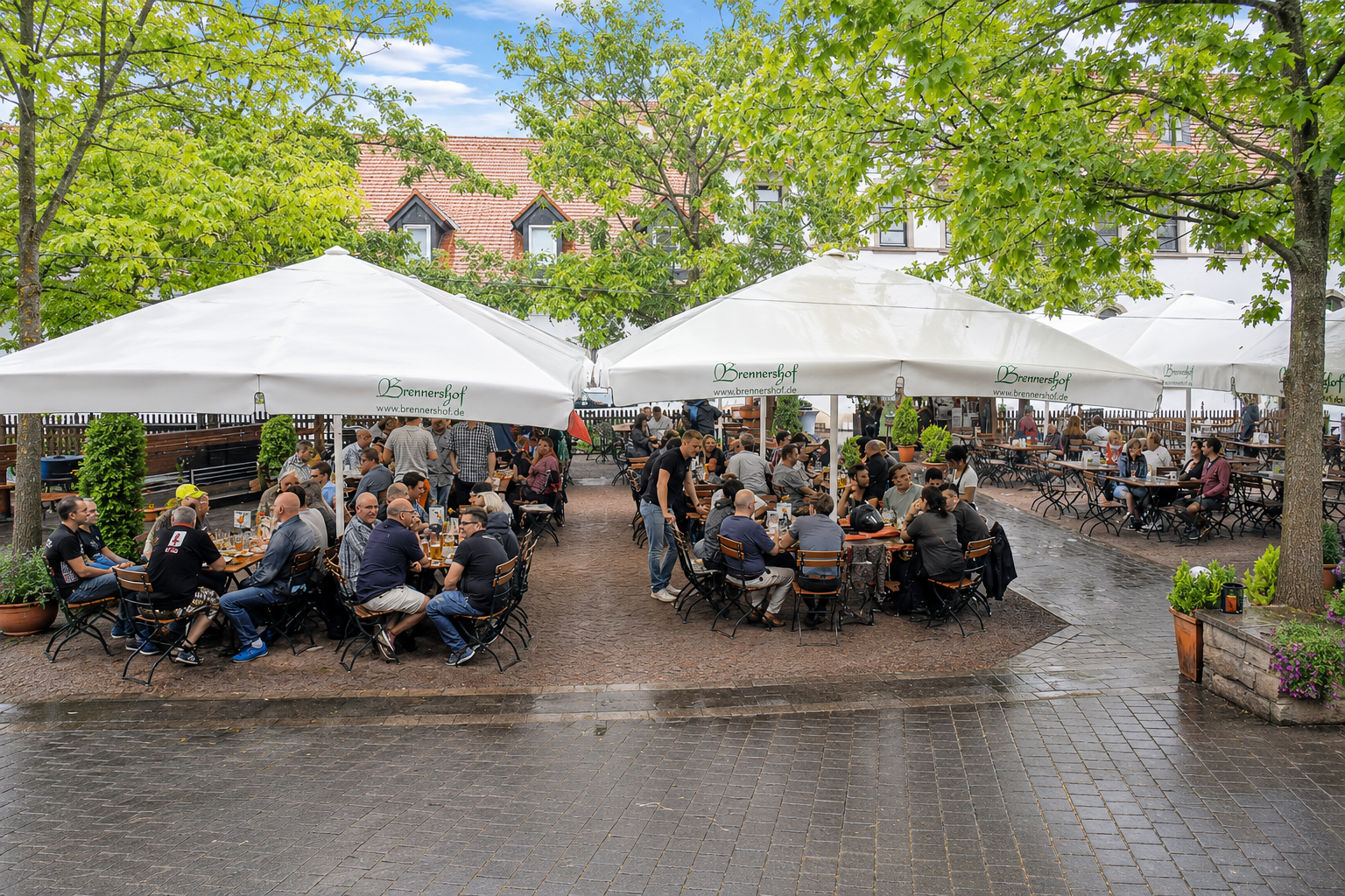 R+V Sommerfest mit zahlreichen Gästen im Außenbereich