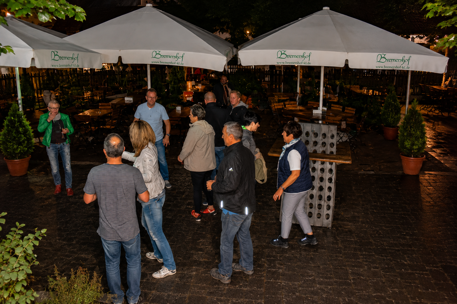 R+V Sommerfest am Abend mit Gästen und Tanz trotz Regen
