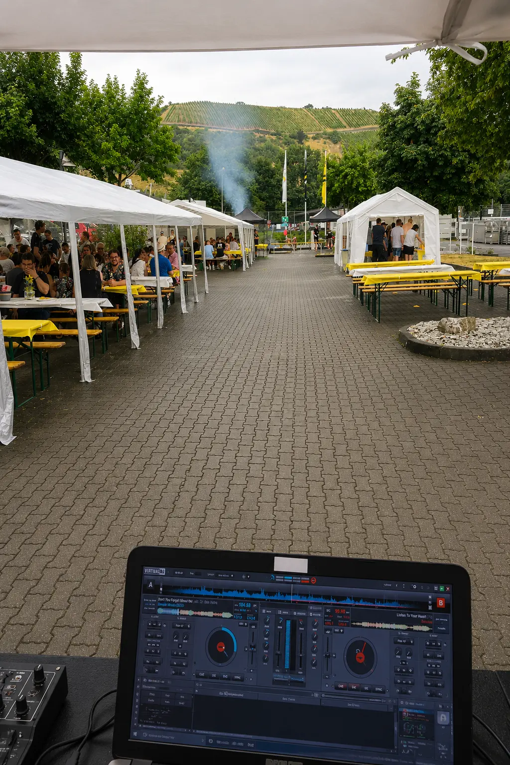 Sommerfest mit DJ-Technik und Gästen im Außenbereich