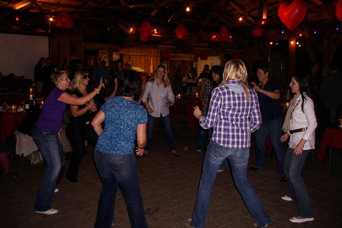 Gäste beim Tanzen auf einer Party